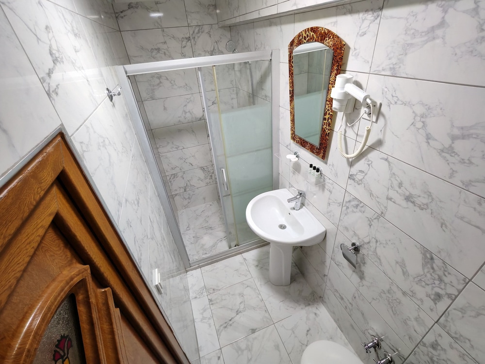 Sirkeci Emek Hotel 63/64
