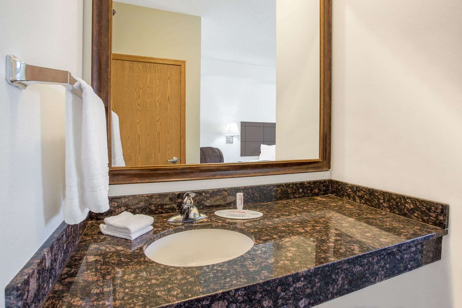 Super 8 by Wyndham Cedar Falls IA-University 18/19