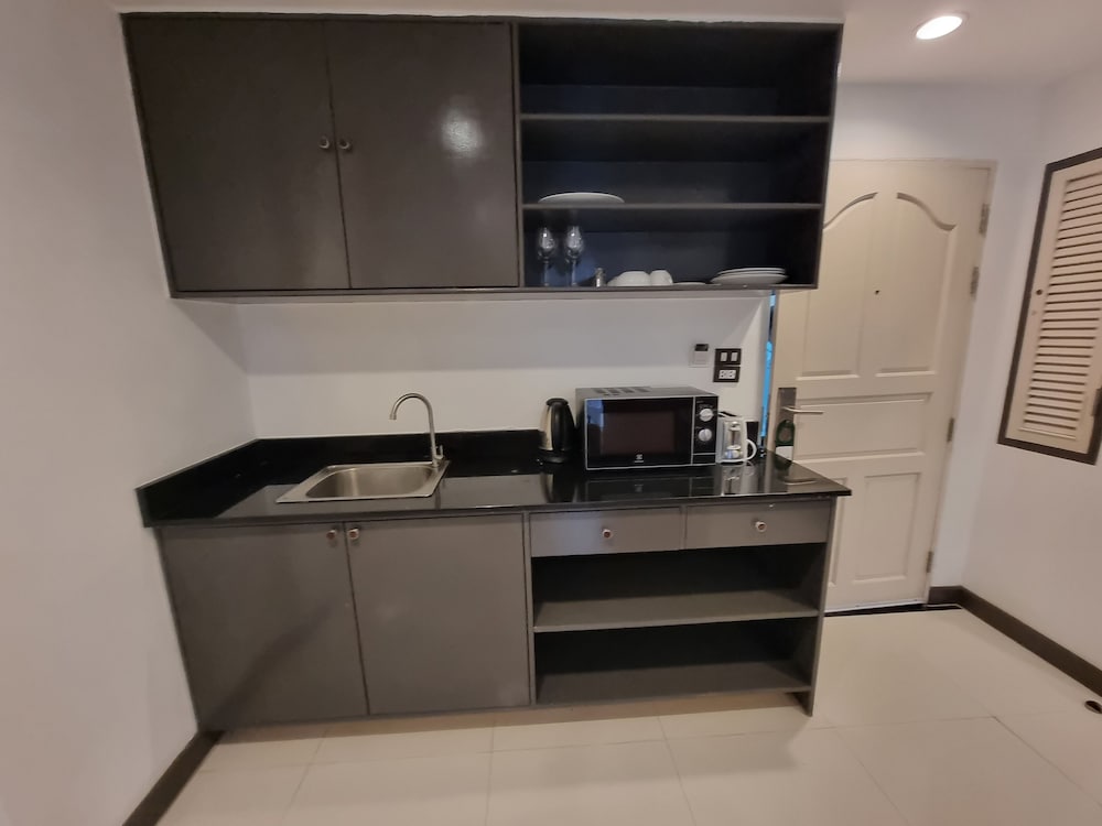 MODERN LIVING HOTEL 34/45