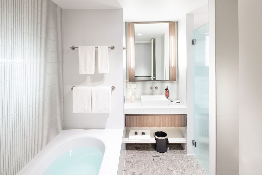 Majestic M Suites 27/28