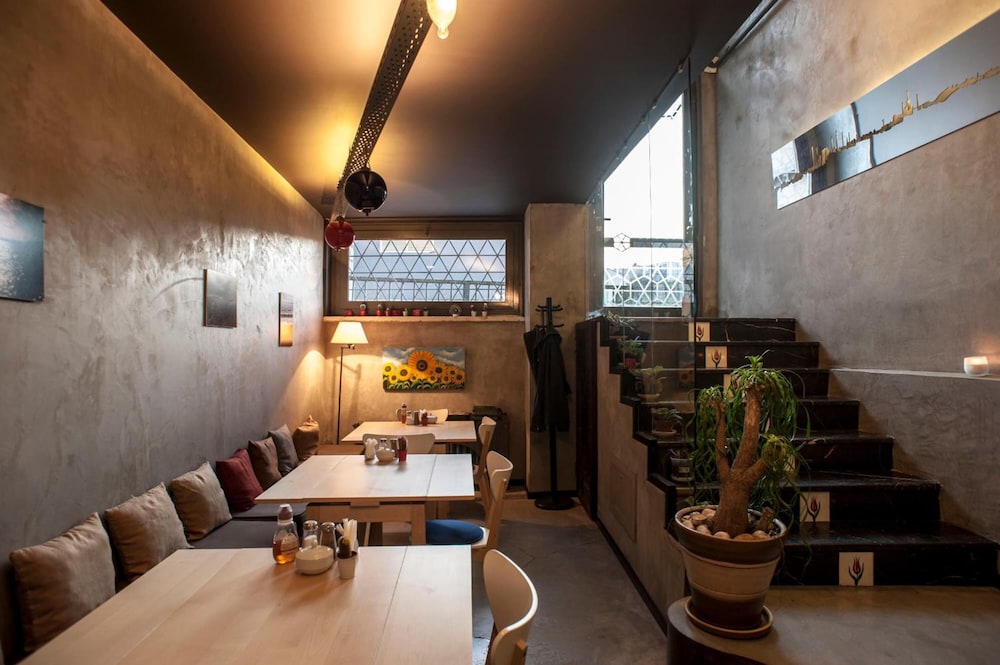 Peradays Hotel 34/48