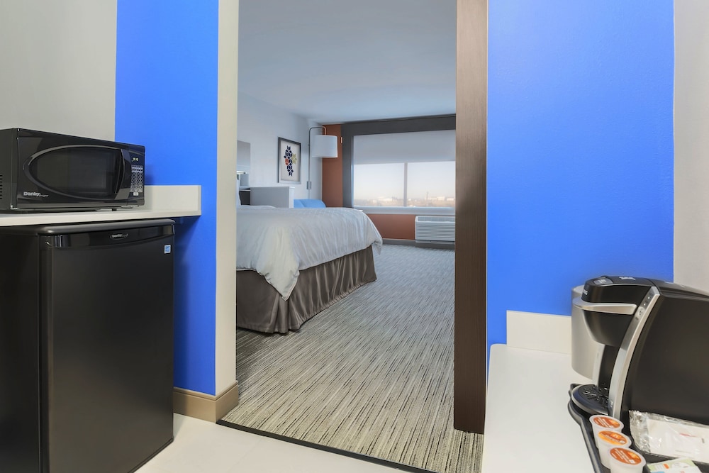 Holiday Inn Express & Suites Chicago O'hare Airport 26/60
