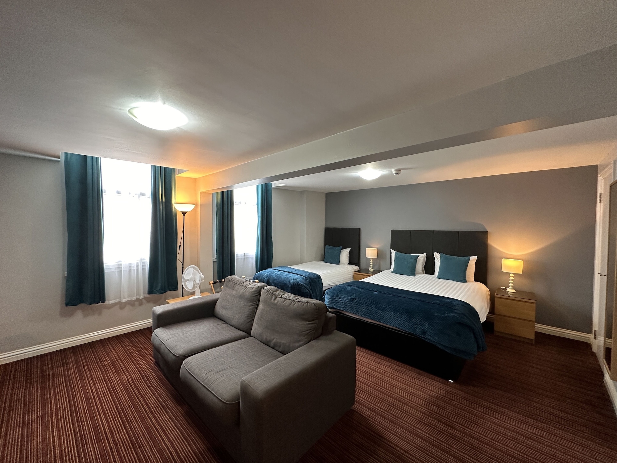 غرفة تنفيذية بسريرين منفصلين وسرير كينج وسرير فردي، Spilman Hotel 4/10
