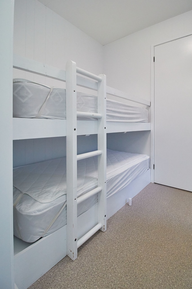 SURFSIDE HOLIDAY PARK 12/50