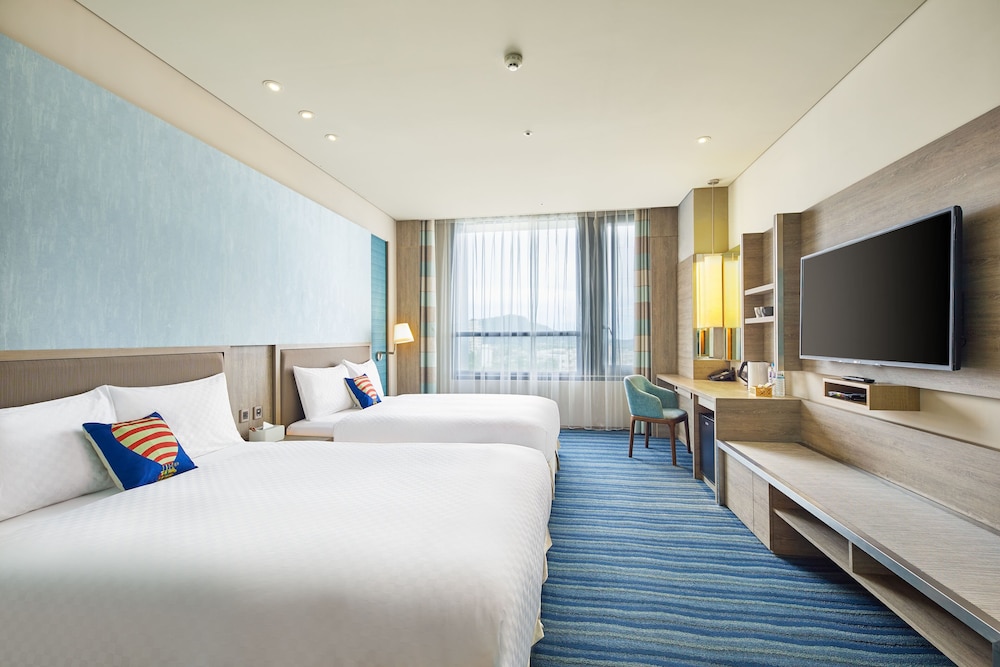 2 DOUBLE BEDS