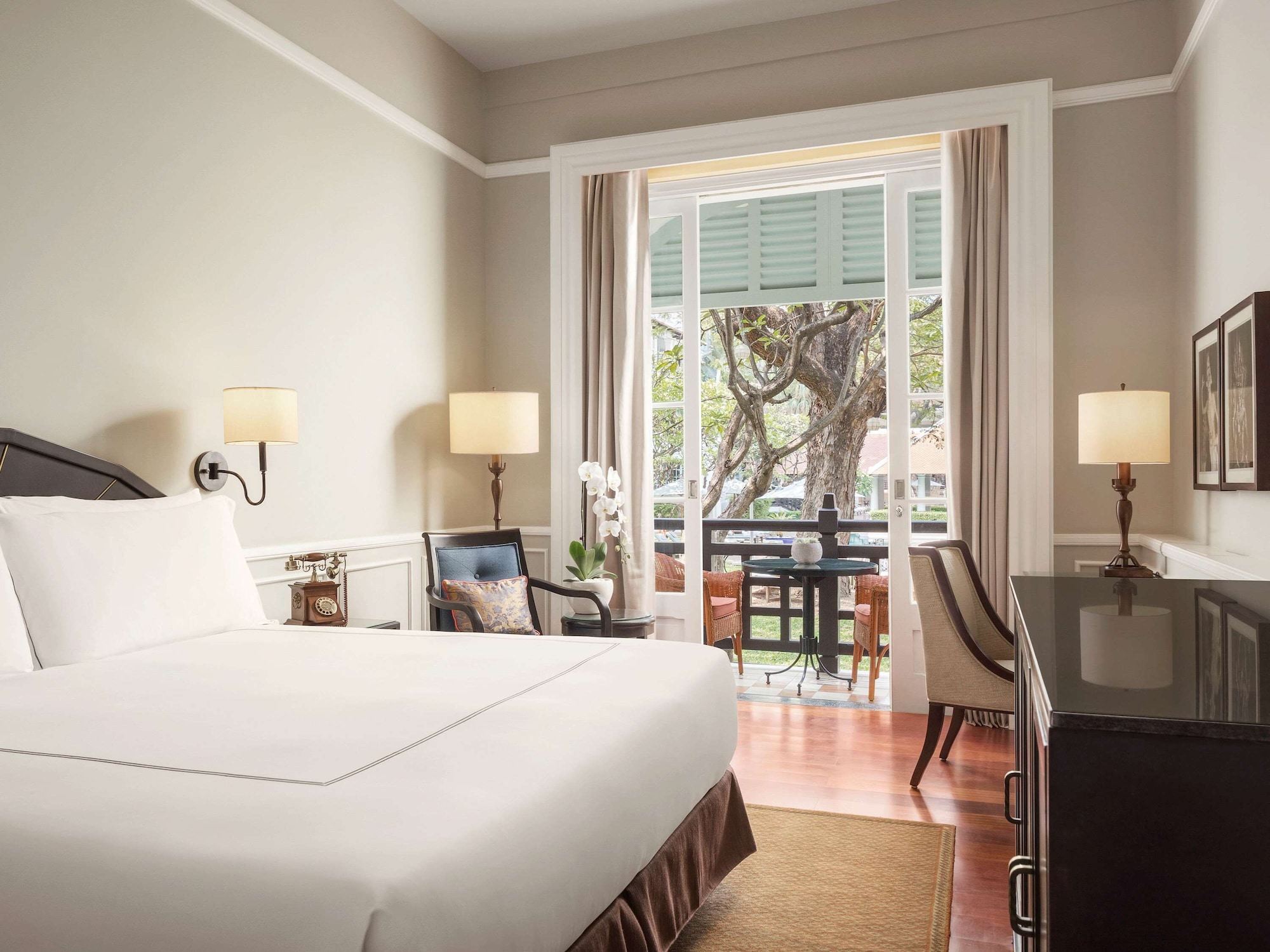 State, King Bed, Pool View, Raffles Hotel Le Royal 3/10