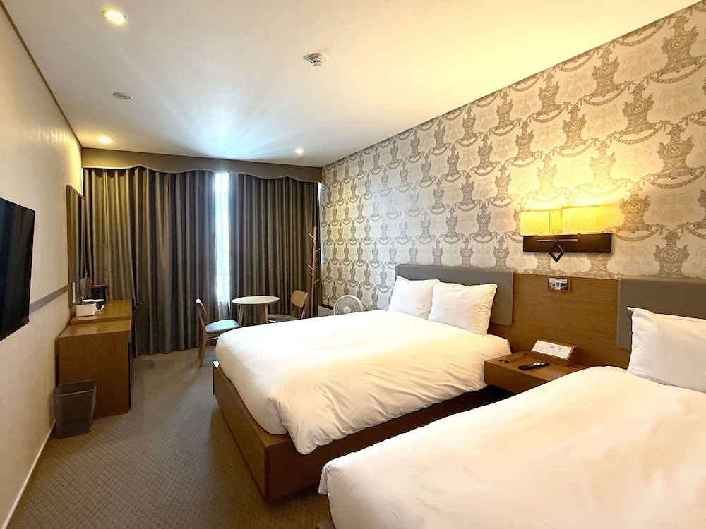 DELUXE, TWIN BEDS, BATHTUB