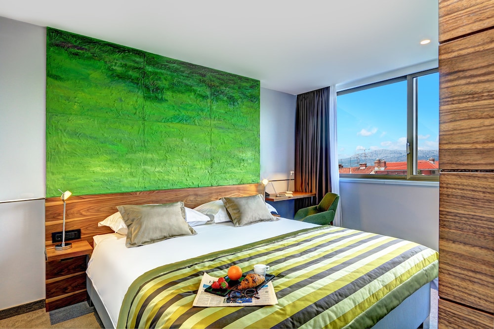SUPERIOR, SUITE, CITY VIEW