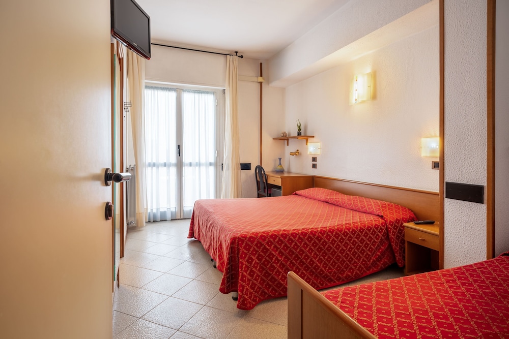 Hotel Careni Villa Italia 24/62