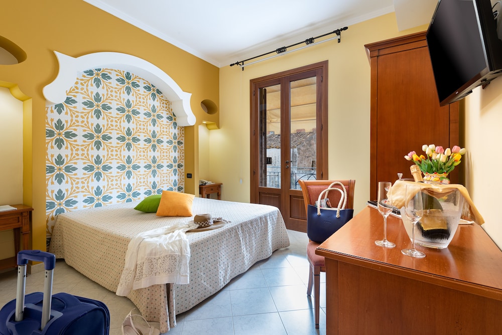 Hotel Mediterraneo 8/27