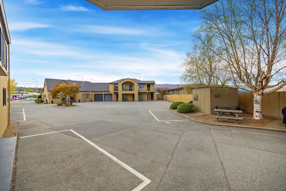Avenue Motel 52/67