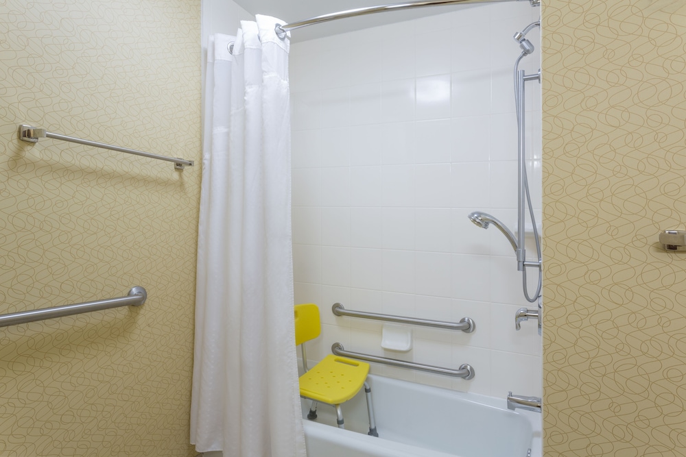 Holiday Inn Express & Suites Tower Center New Brunswick 11/39