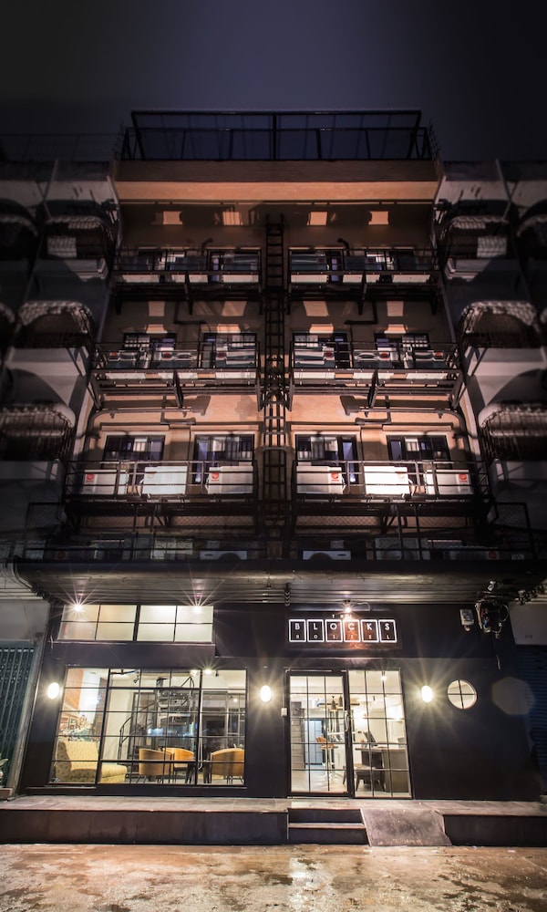 Jellybean the Blocks Hostel Sukhumvit 10 2/63