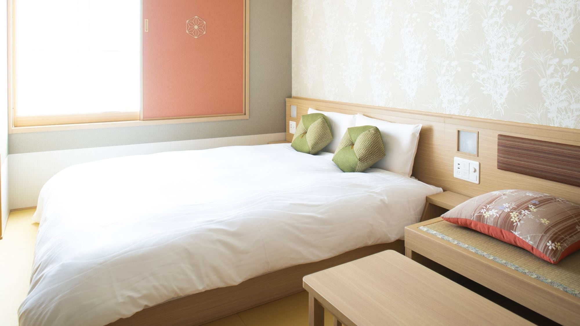 ROOM, QUEEN BED, NO CLEANING SERVICES
