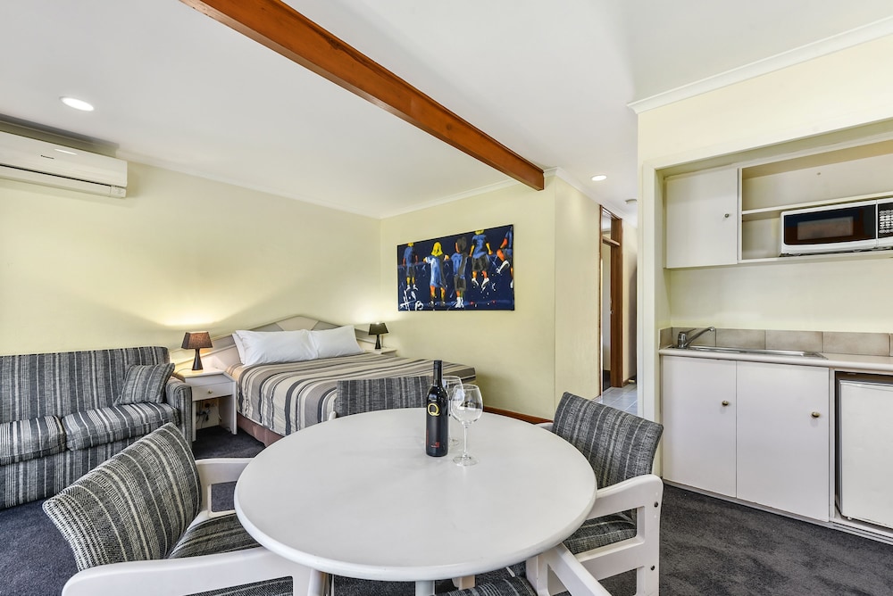 WILLIAM MACINTOSH MOTOR LODGE 26/31