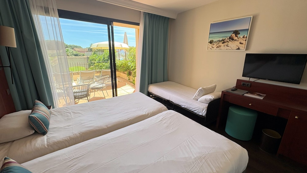 Superior, Triple, King Bed, Murphy Bed, Pool Side