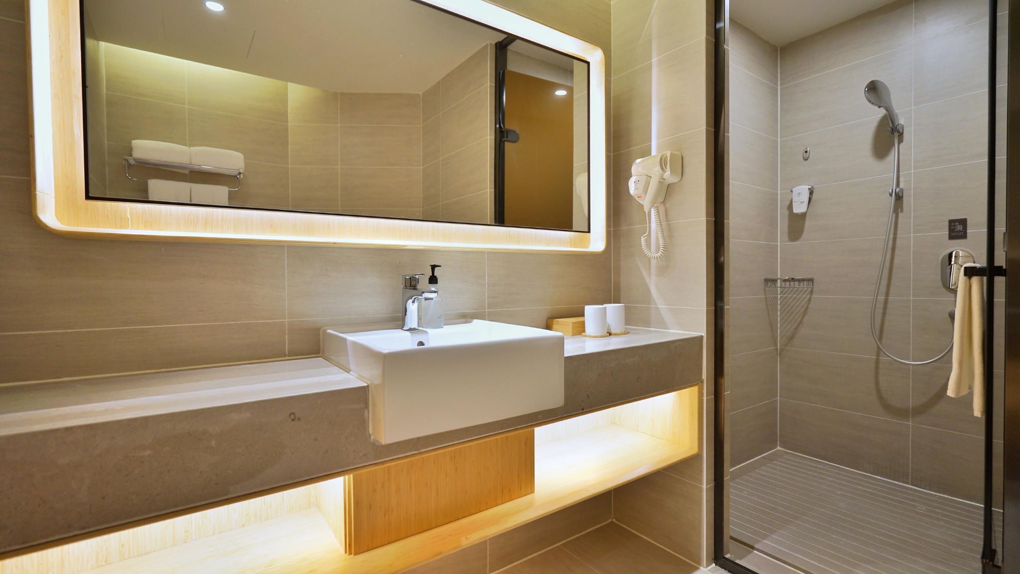 Ji Hotel (Shanghai Hongqiao National Exhibition and Convention Center Huaxiang Road) 30/33