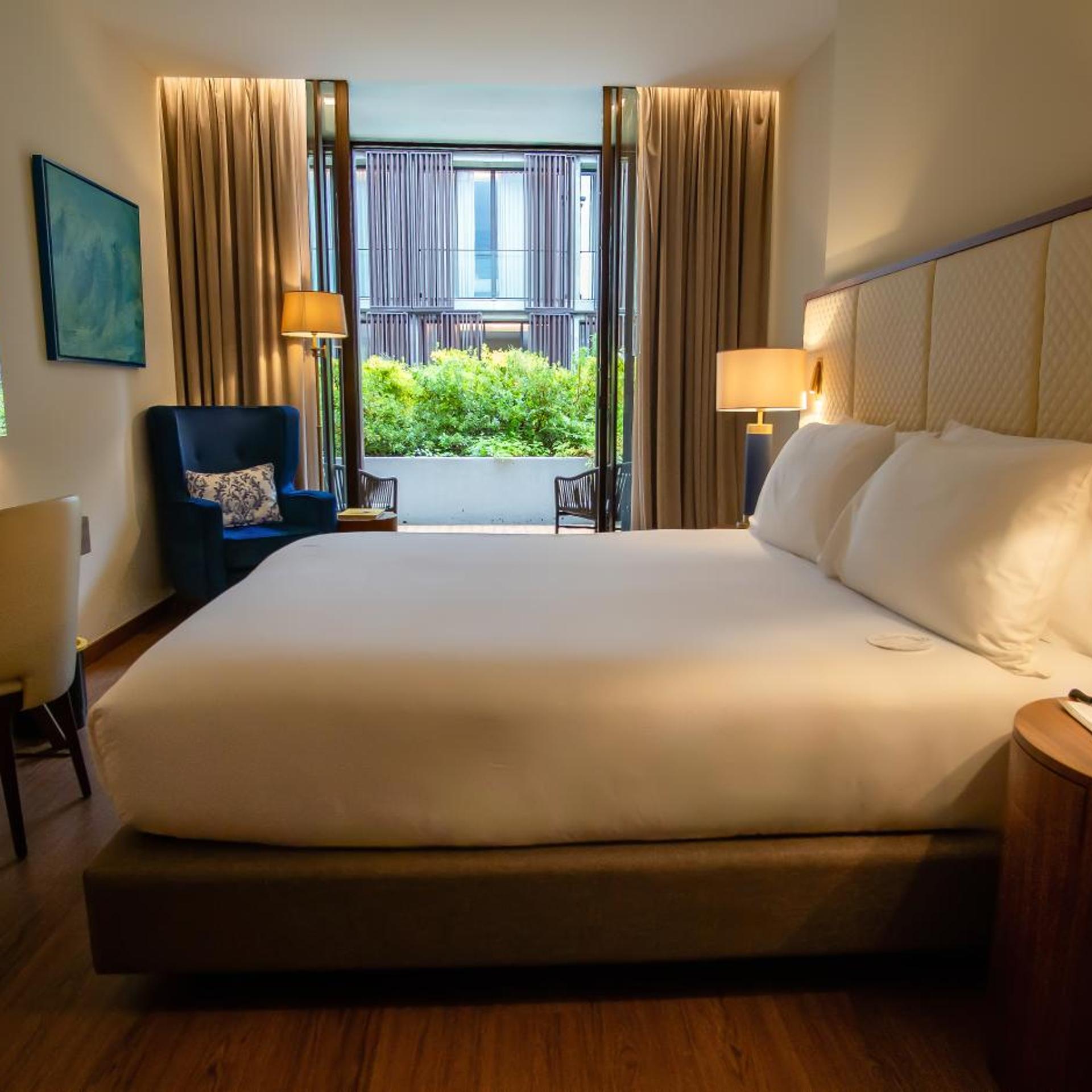 GRAND, PREMIUM, KING BED