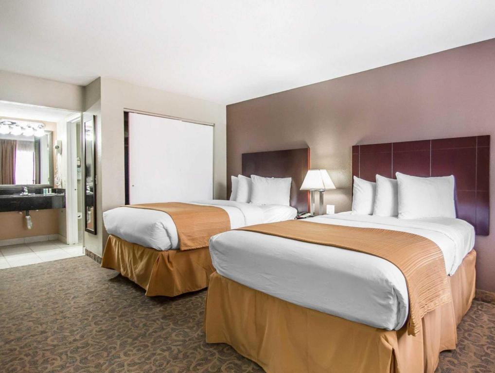 Upgrade, 2 Double Beds، Quality Inn Suites By the Parks 3/3