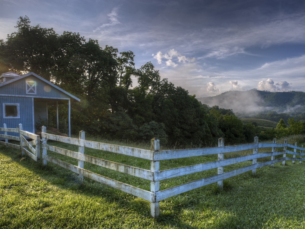 Blue Mountain Mist Country Inn 61/63