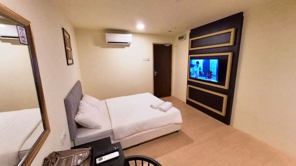 Bishop Hotel Penang 20/50