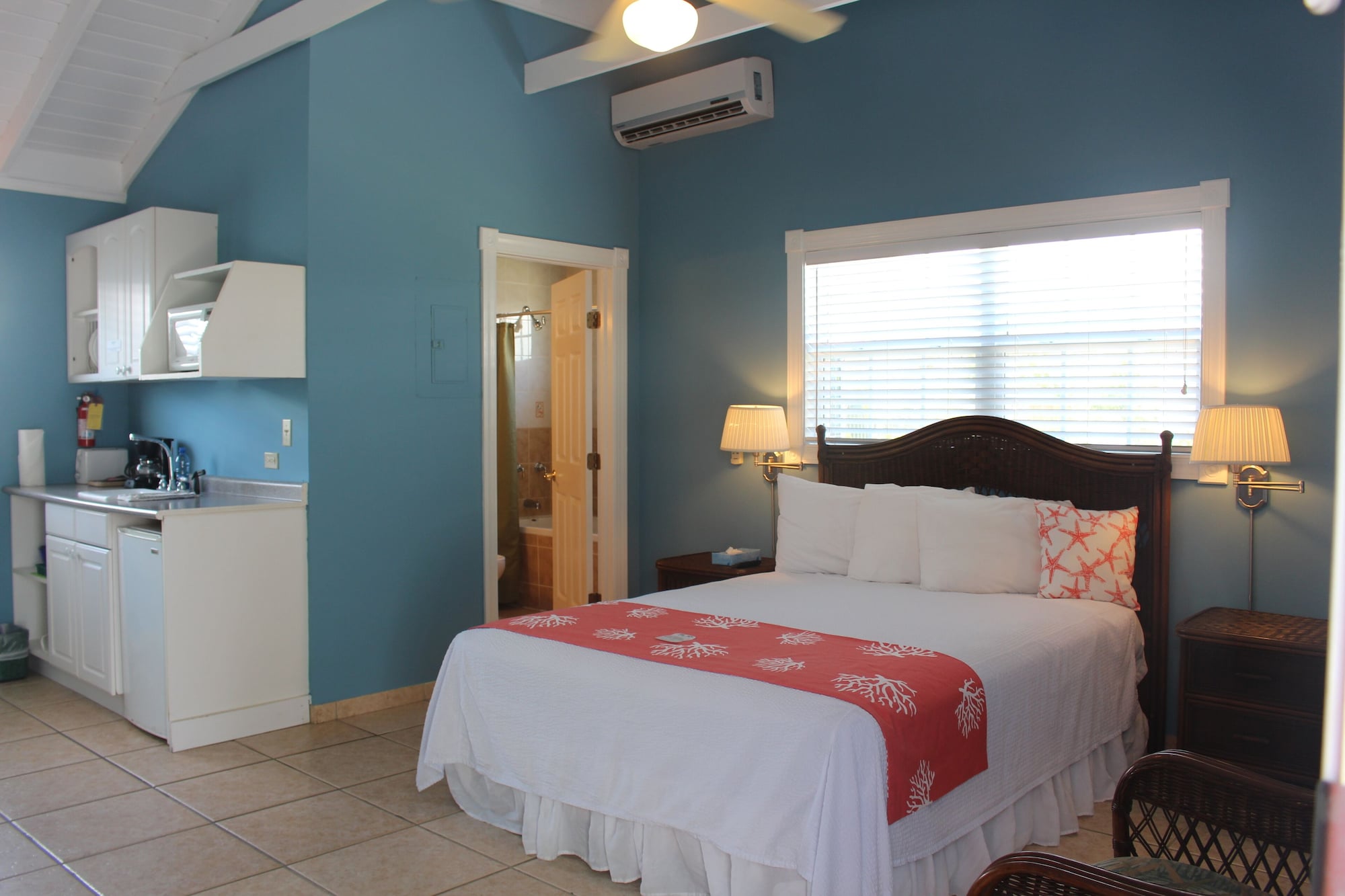 Deluxe, Studio, Suite, King Bed, Beach Side, Garden View