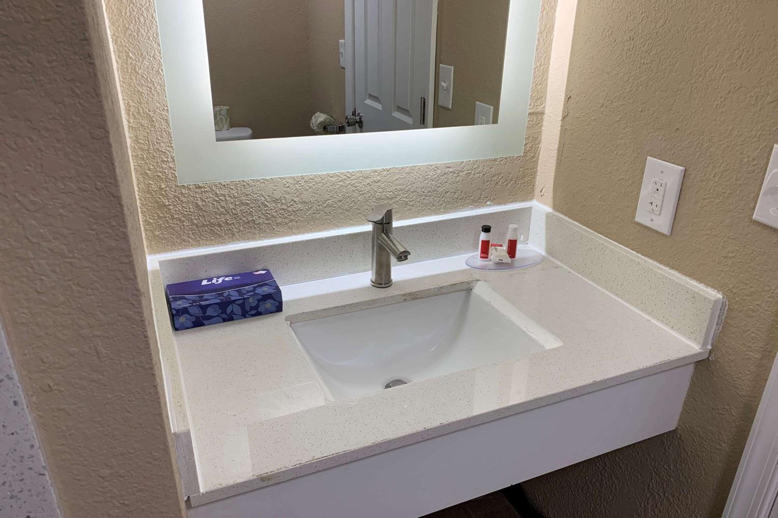 Super 8 by Wyndham Newport News 18/19