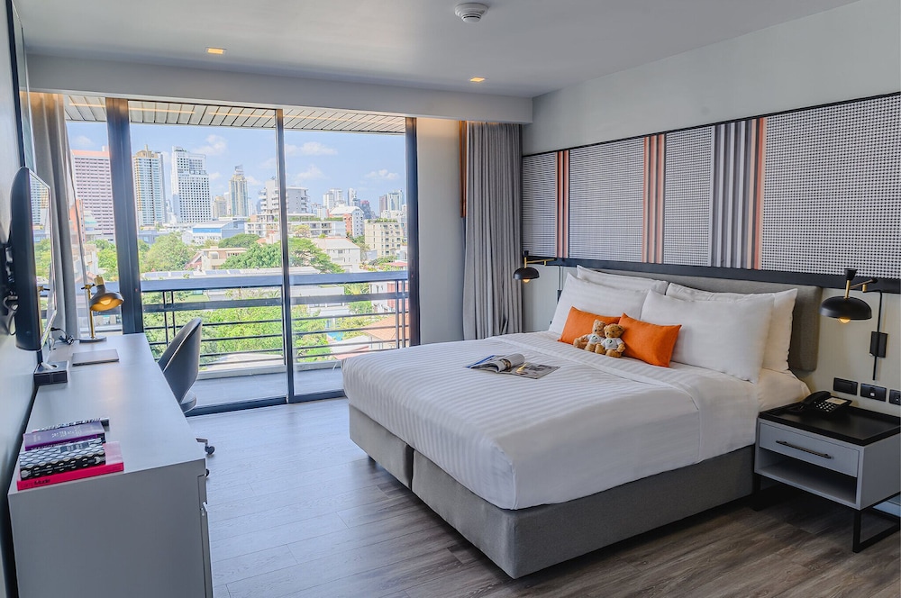 3 BEDROOMS, DELUXE