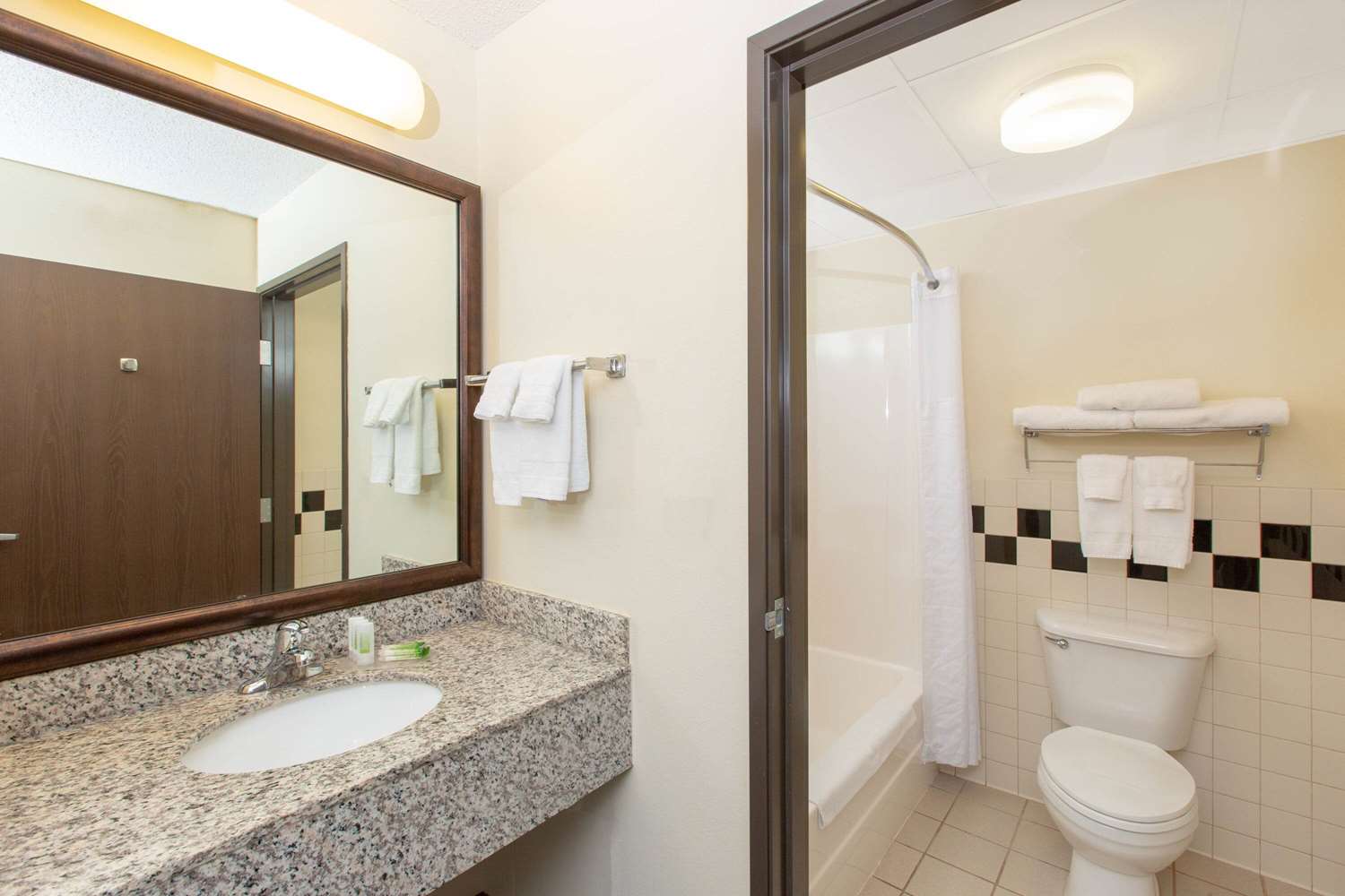 AmericInn by Wyndham Ottumwa 22/24