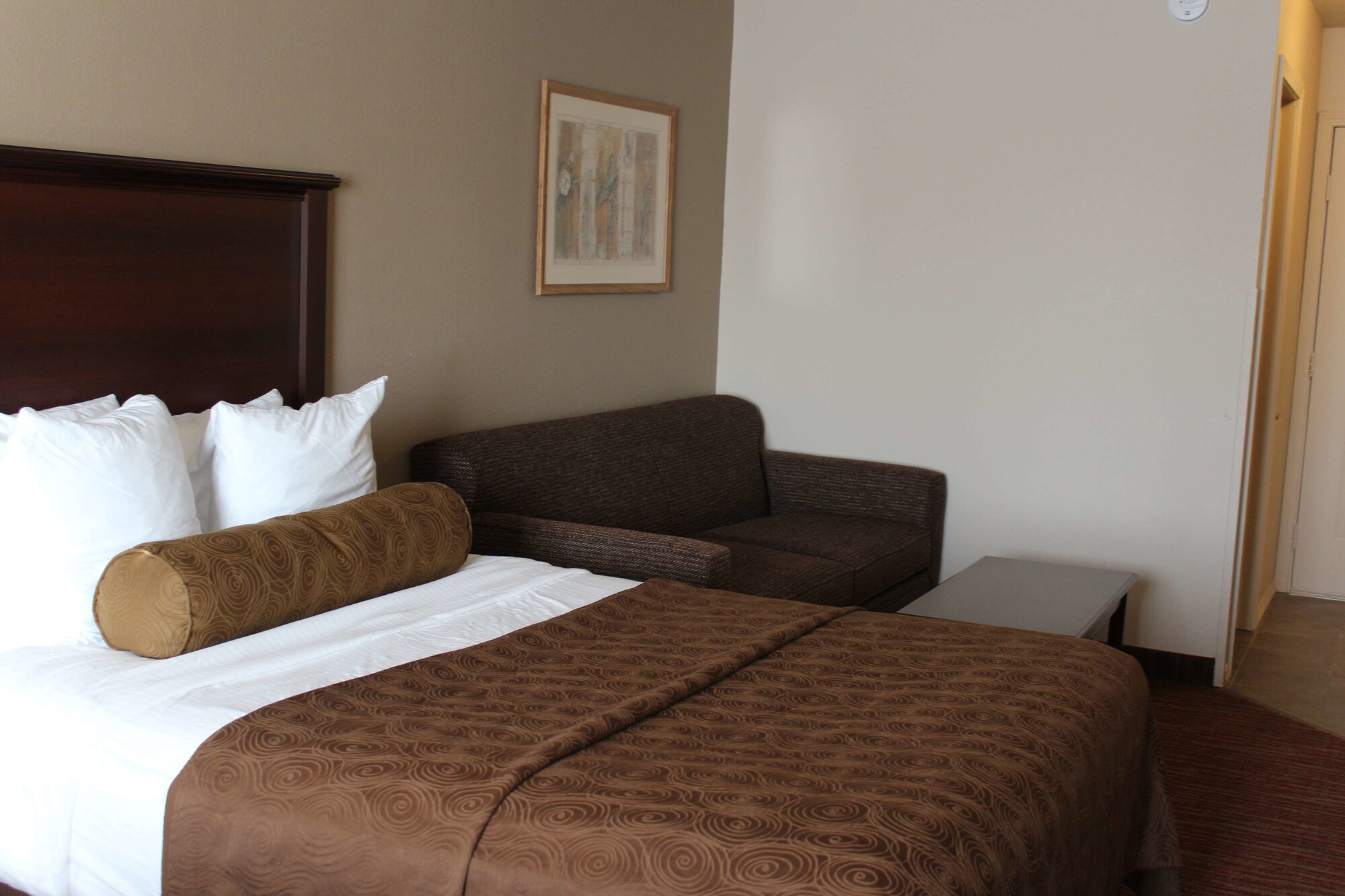 غرفة قياسية بسرير كينج بإطلالة على البحيرة مع أريكة، Best Western Plus Concord Inn 3/6