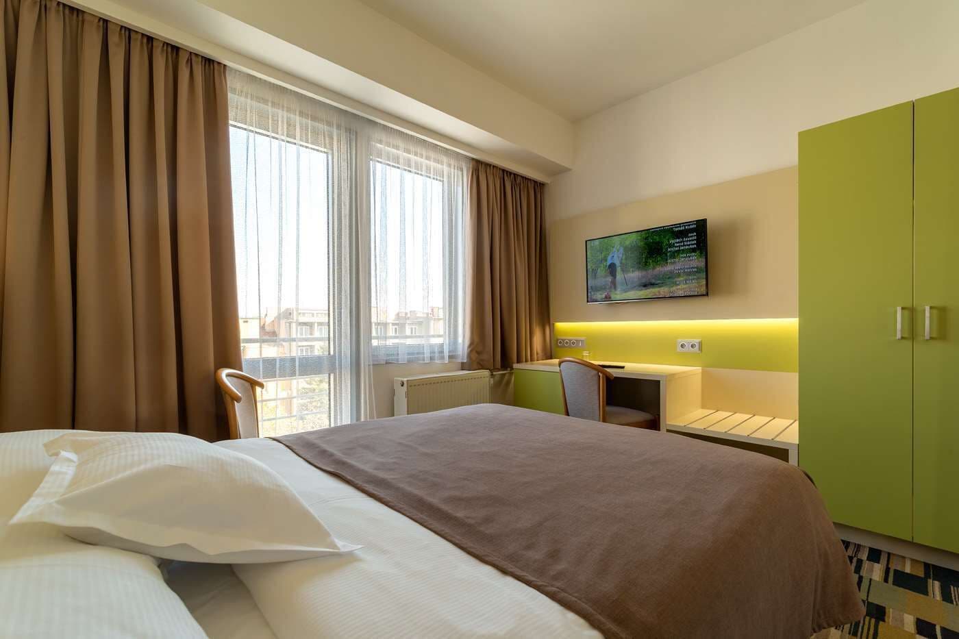 1 BEDROOM, STANDARD, SINGLE, BALCONY