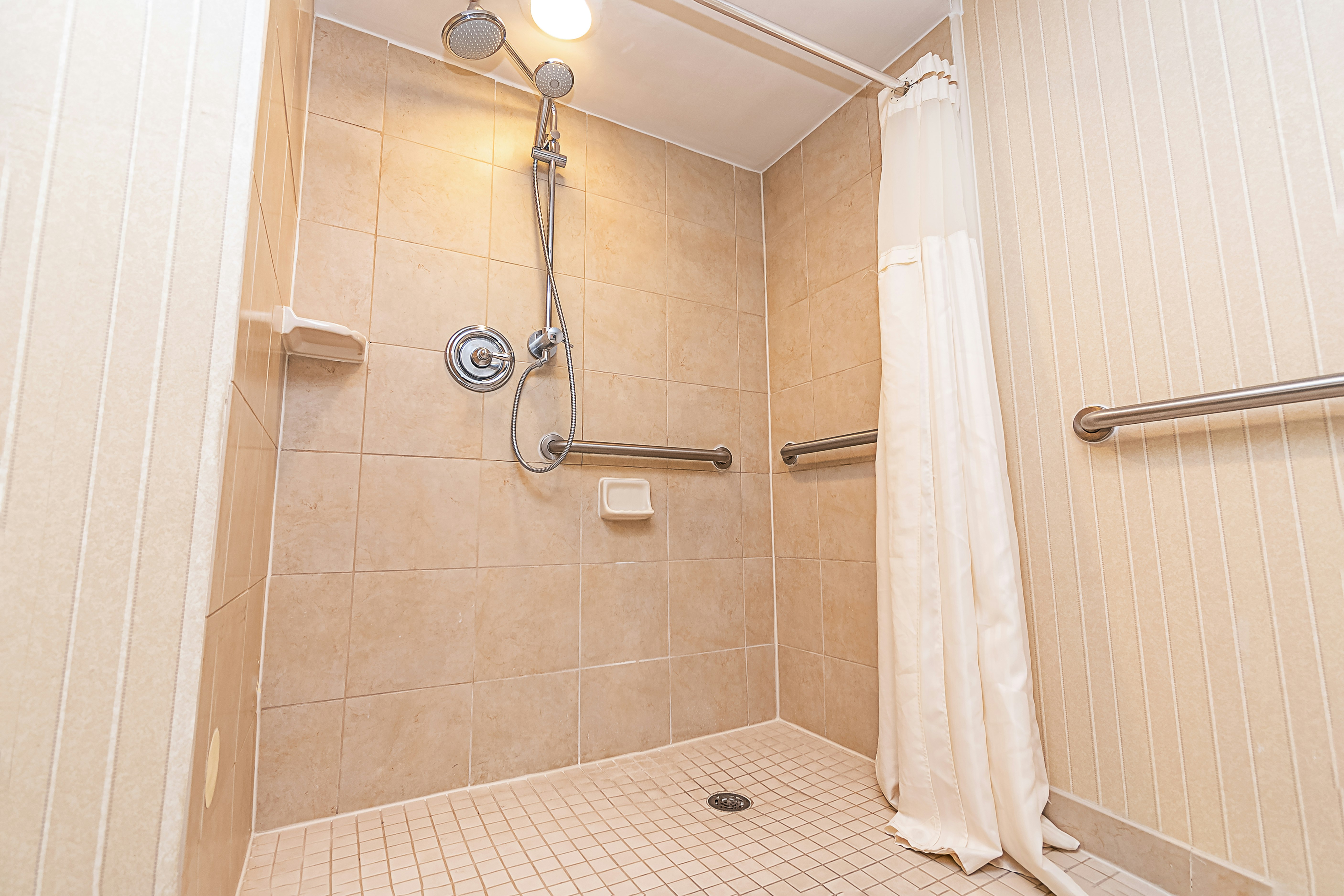 Room, King Bed, Executive Level, Accessible، Doubletree By Hilton Hotel Lafayette 2/2