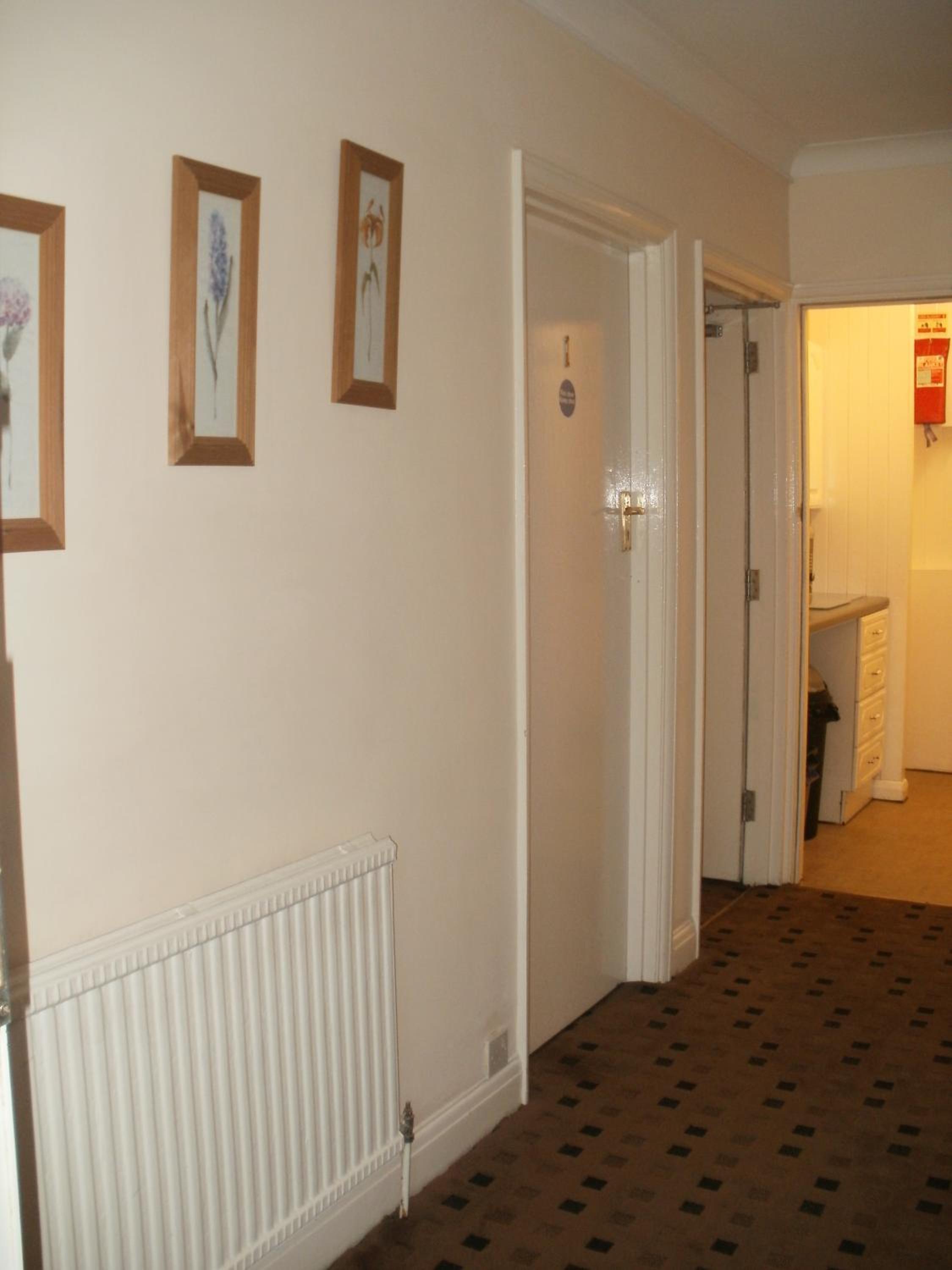 London Heathrow Guesthouse 3/23