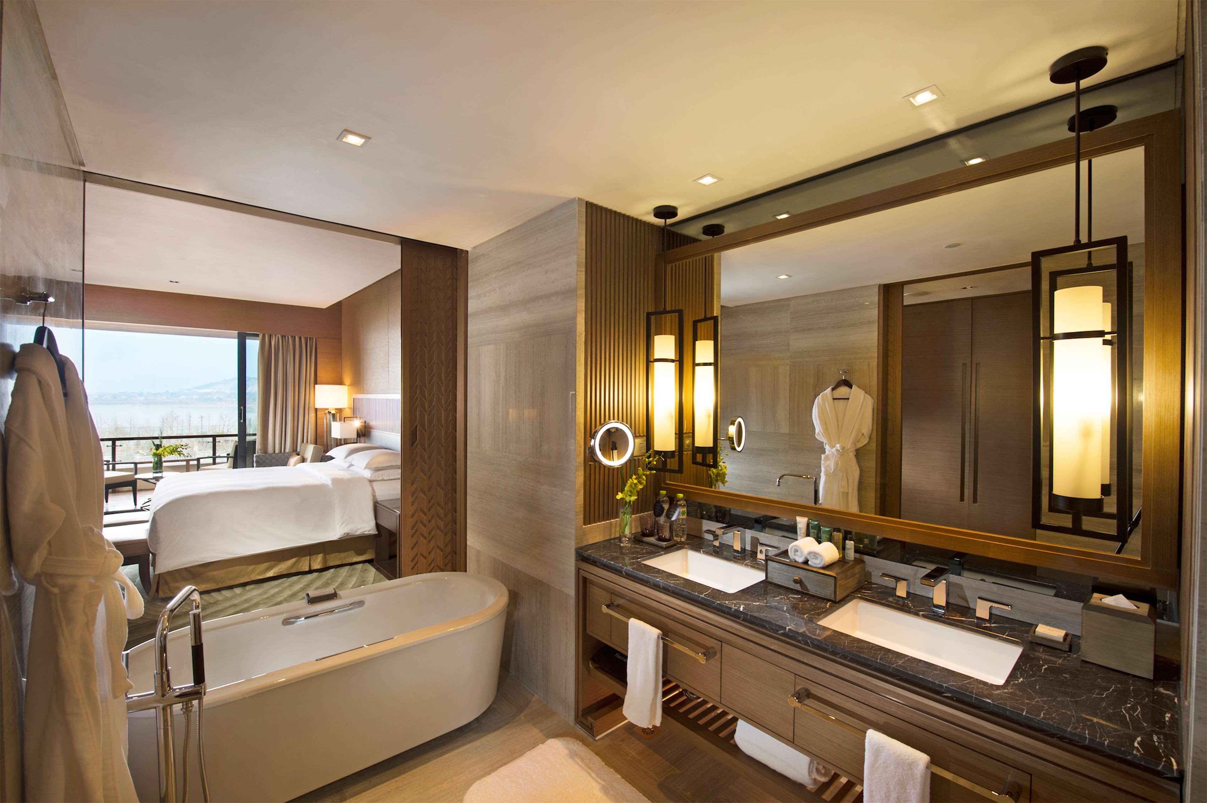 1 BEDROOM, DELUXE, SUITE, KING BED, LOUNGE ACCESS