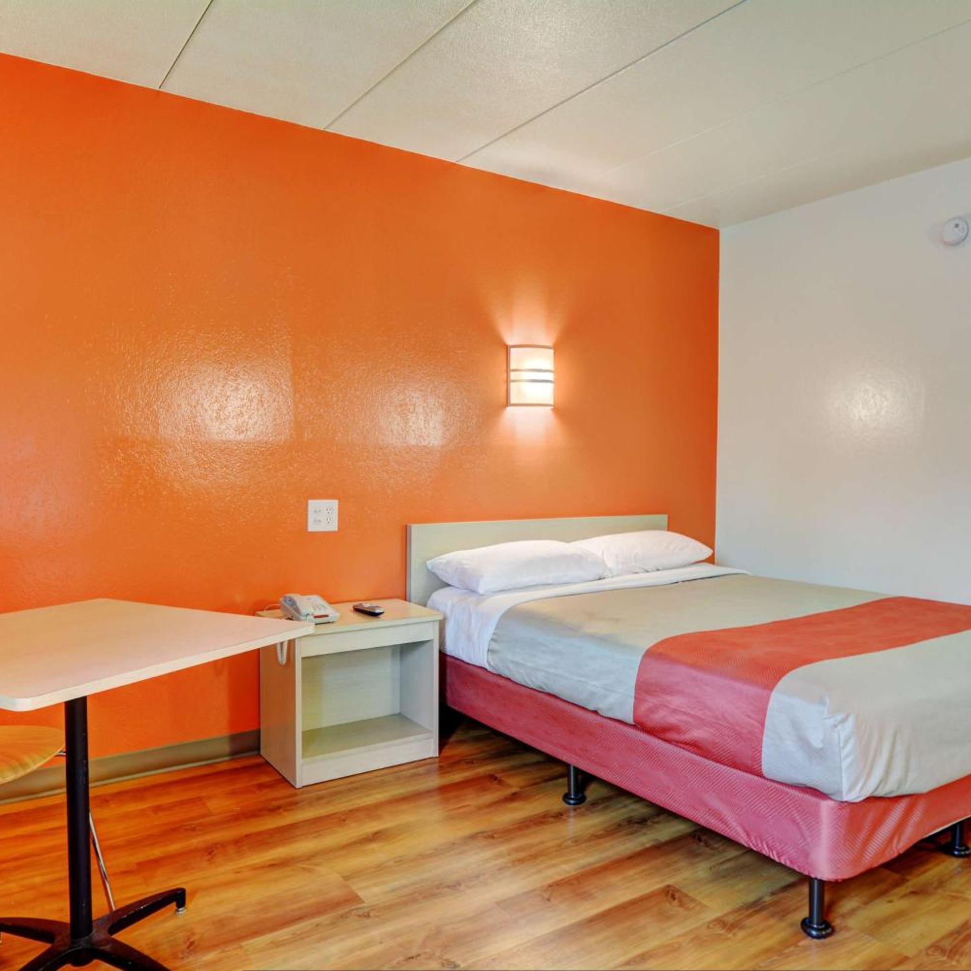 غرفة بسرير كوين لغير المدخنين، Motel6 Seekonk, MA - Providence East 2/9