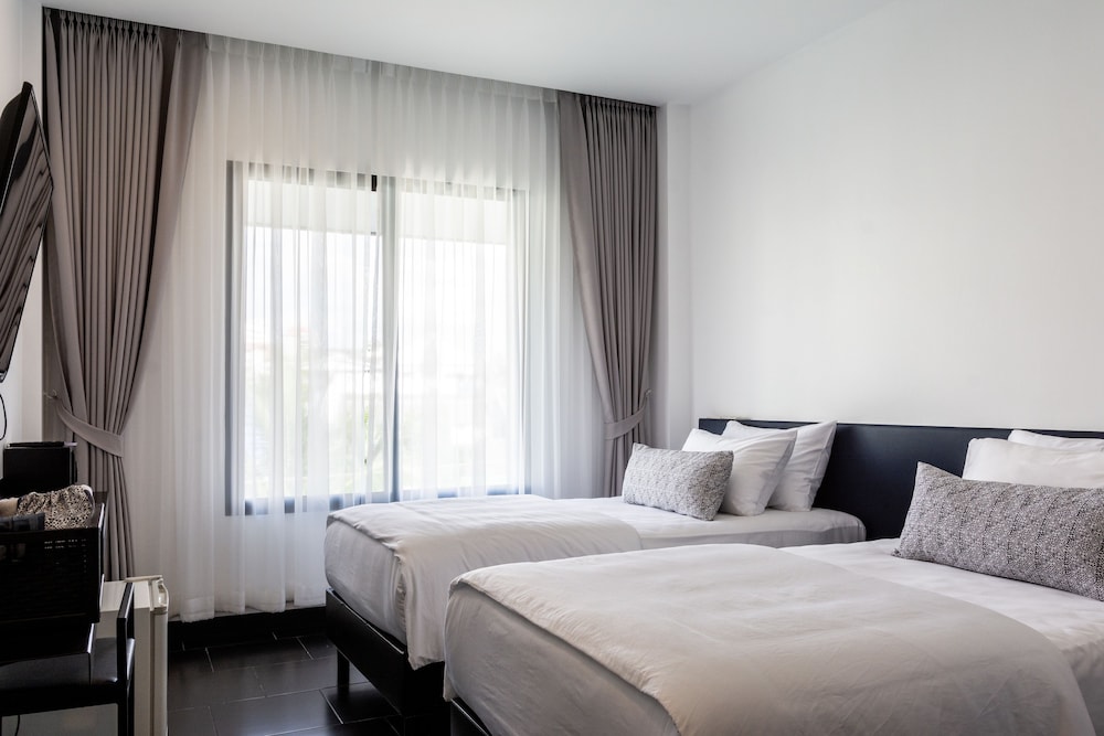 ROOM, TWIN BEDS