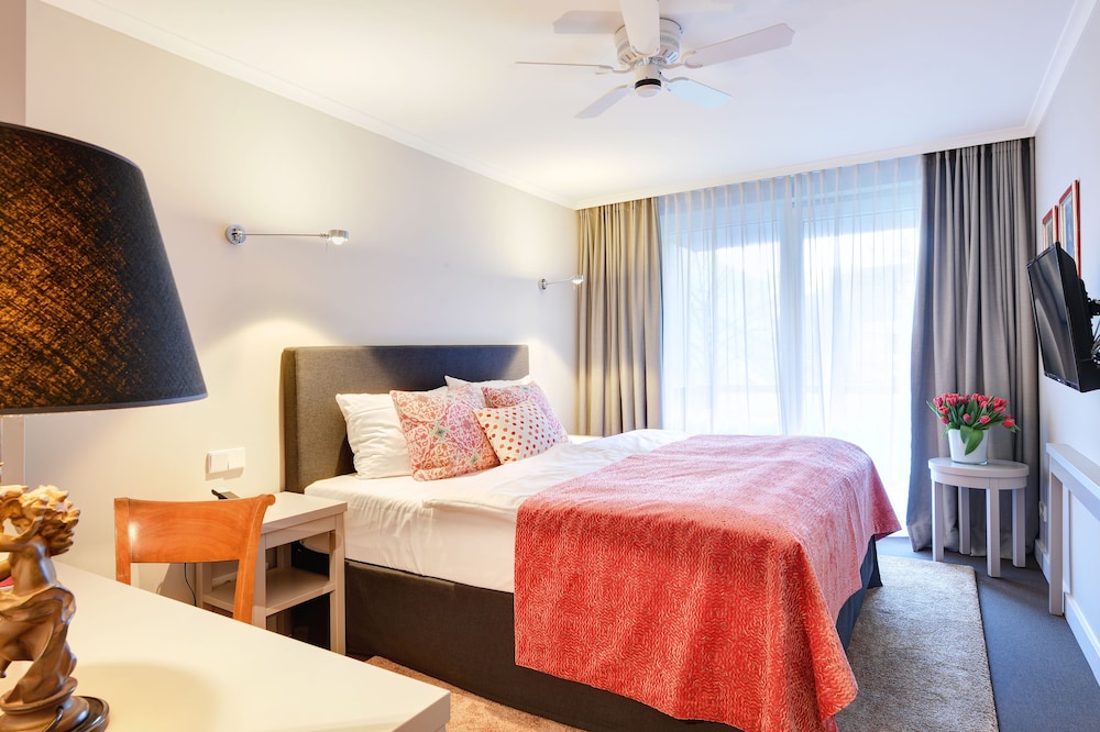 Admiral Hotel 6/33