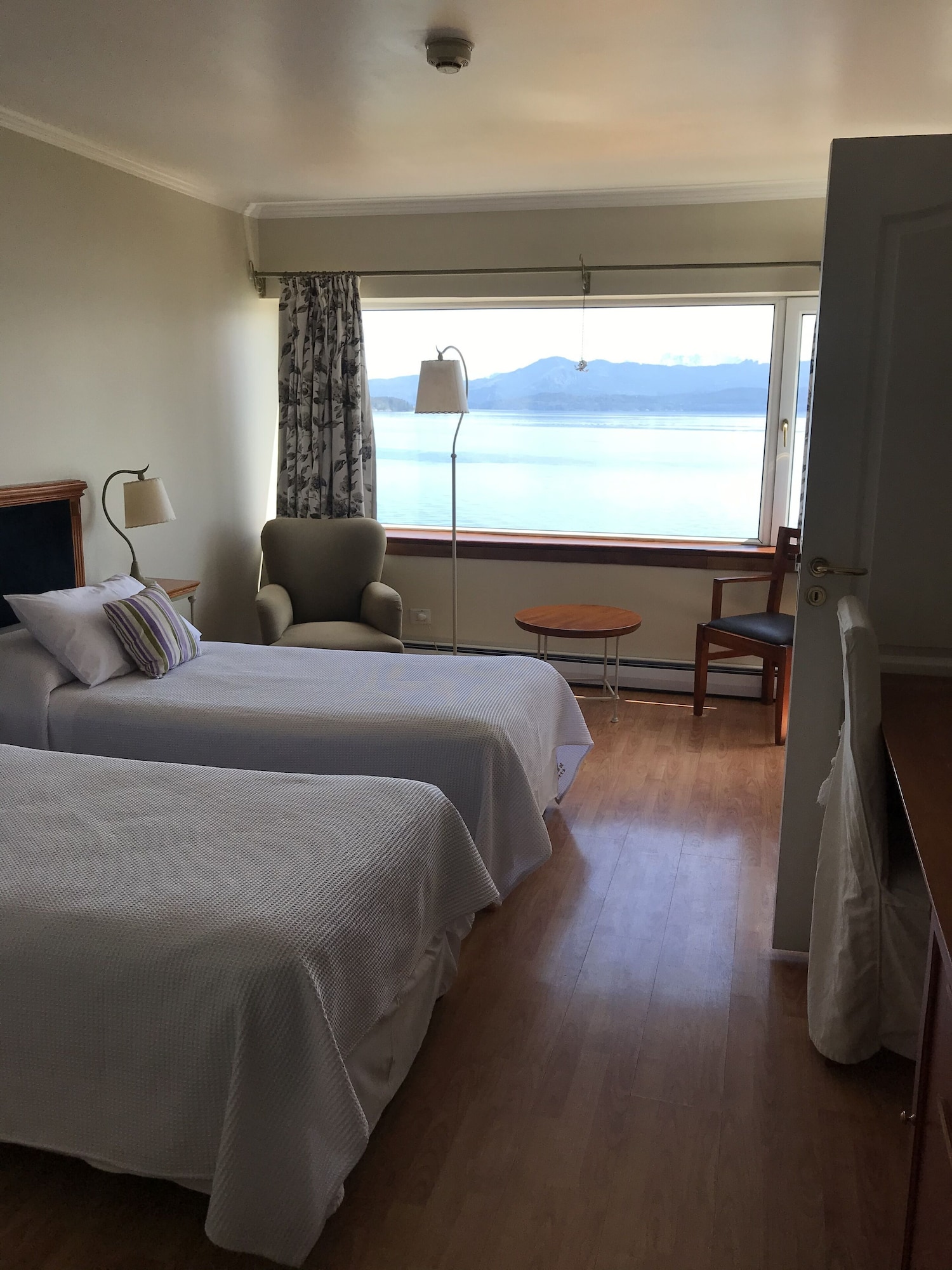 ROOM, DOUBLE BED, LAKE VIEW