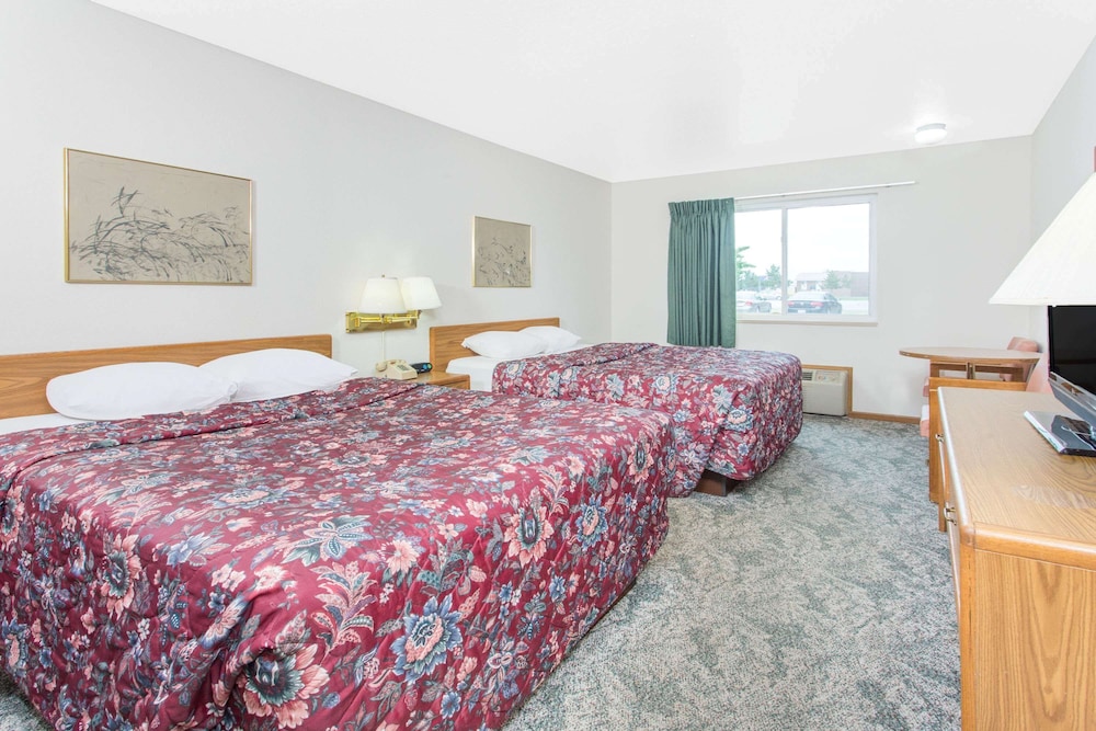 Super 8 By Wyndham Escanaba 8/39