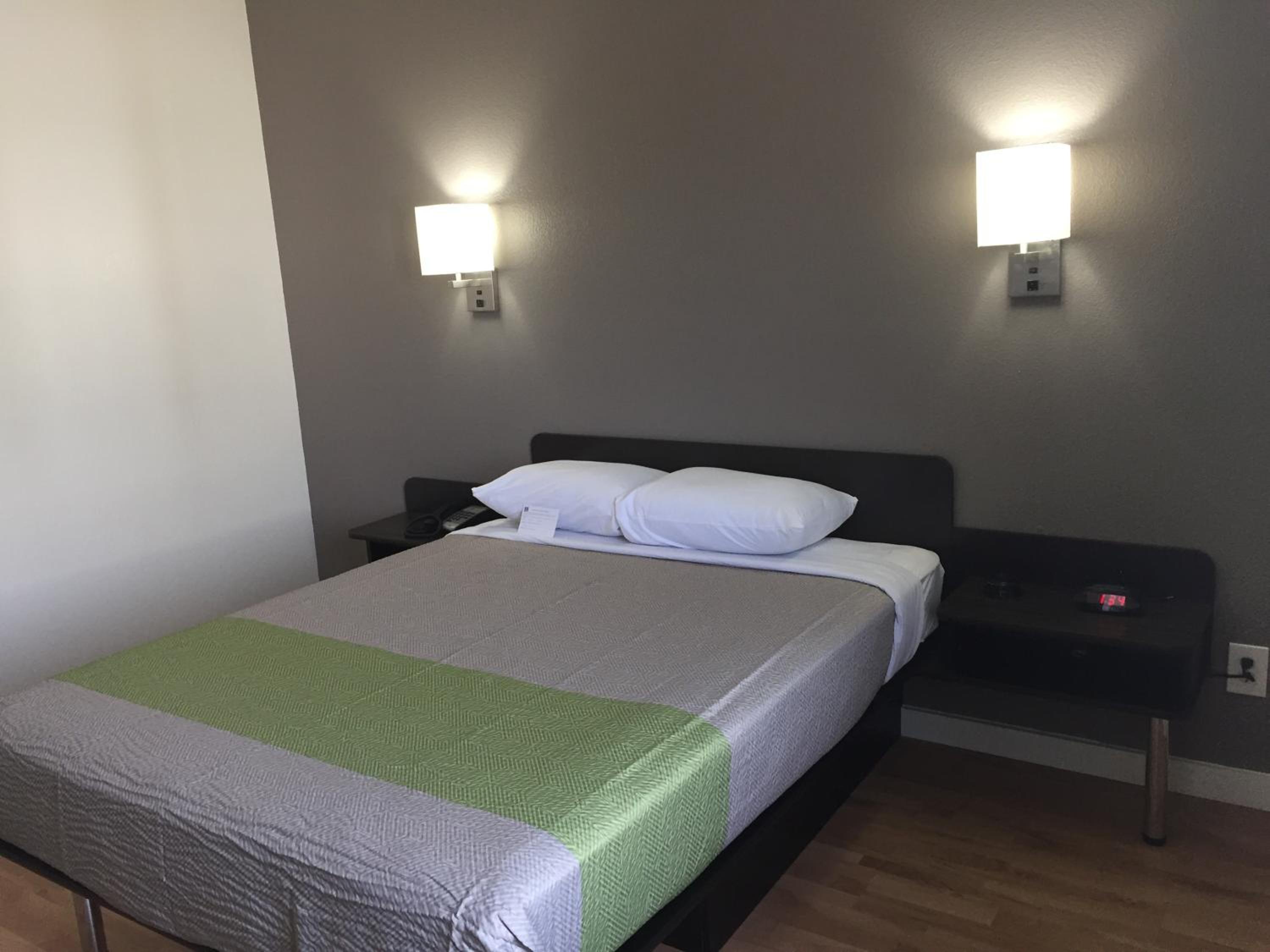 Deluxe, Queen Bed, Smoking