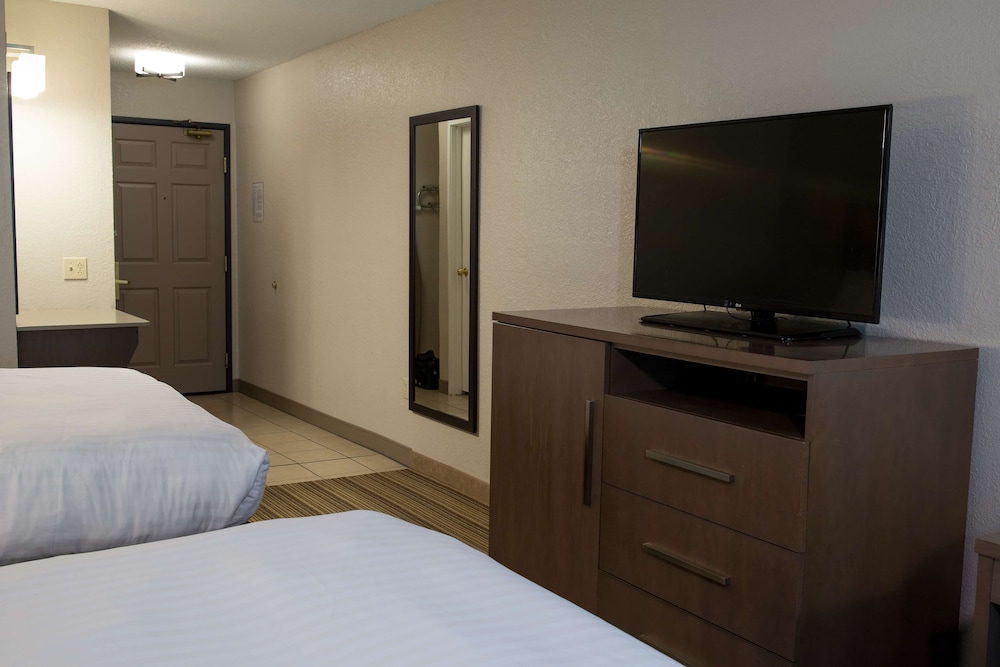 Country Inn & Suites by Radisson, Platteville, WI 14/48