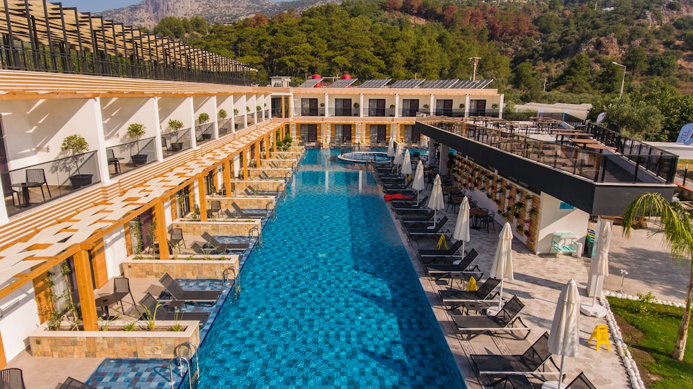 L HOTEL SARIGERME 43/48