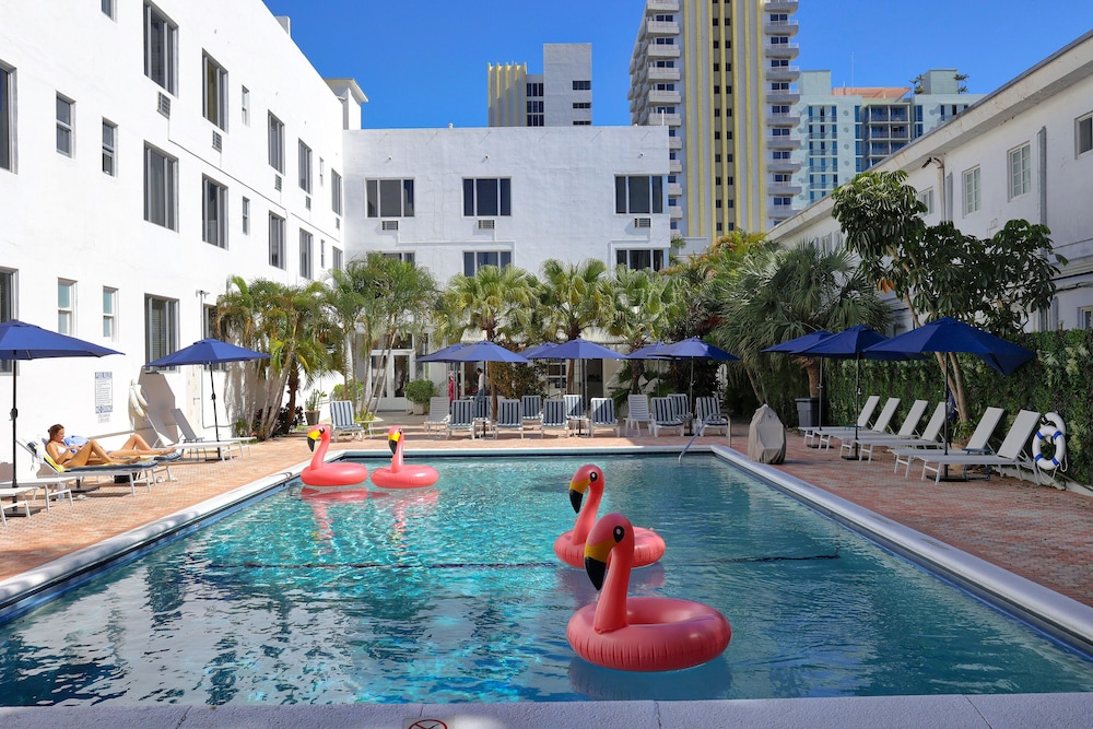 Tropics Hotel And Hostels 3/49