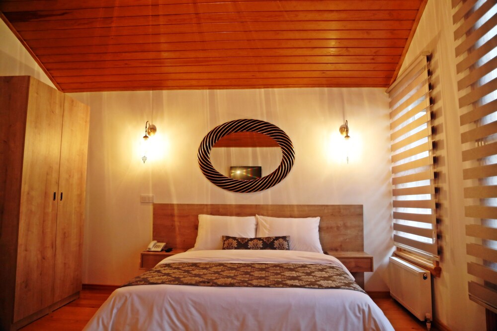 DELUXE, DOUBLE BED