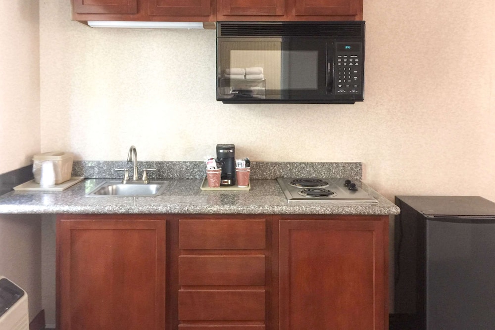 Quality Inn & Suites Oceanside Near Camp Pendleton 38/50