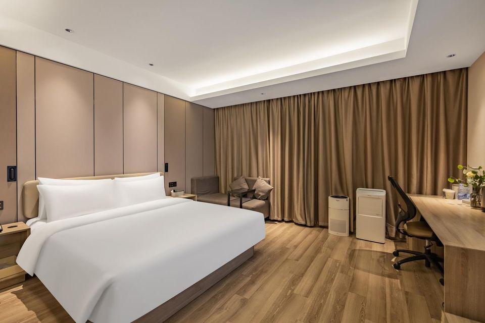 Elegant, Queen Bed, No Window