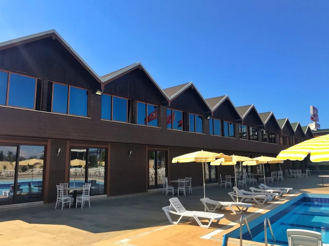 Sandal Hotel 43/45
