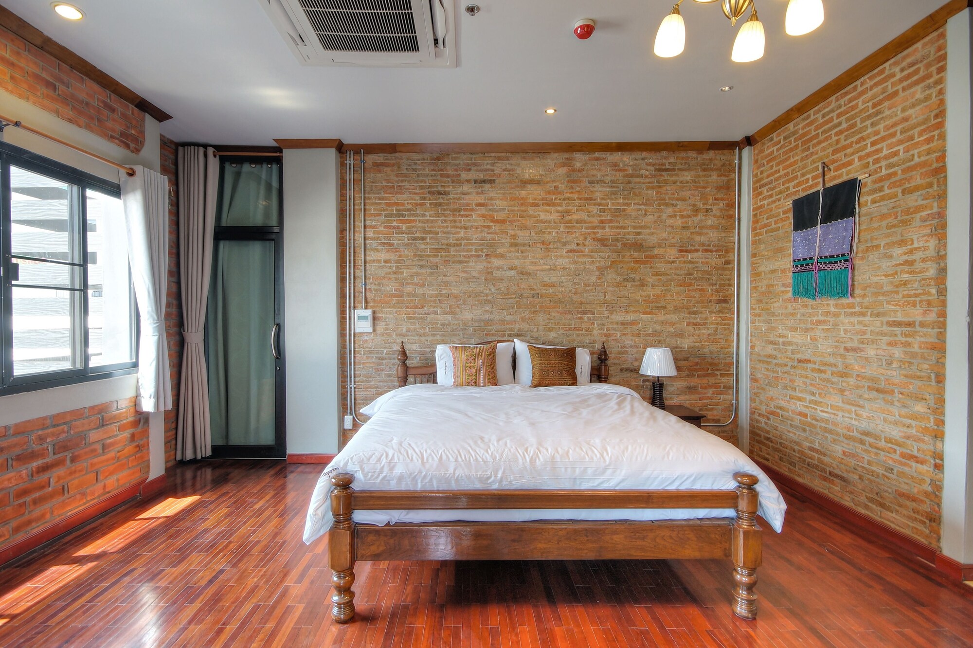 ROOM, DOUBLE BED