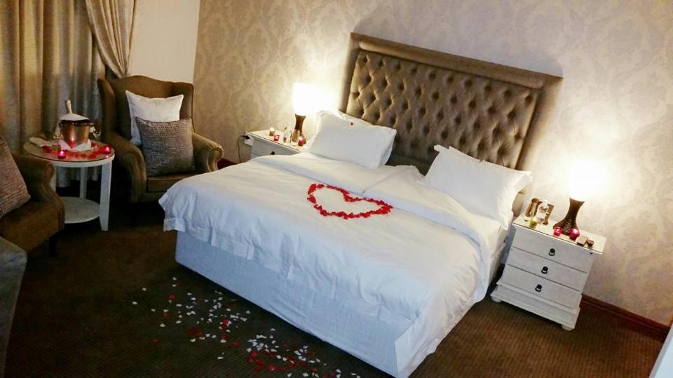 Room, Queen Bed, Balcony, Classique Grace Boutique Hotel 3/5