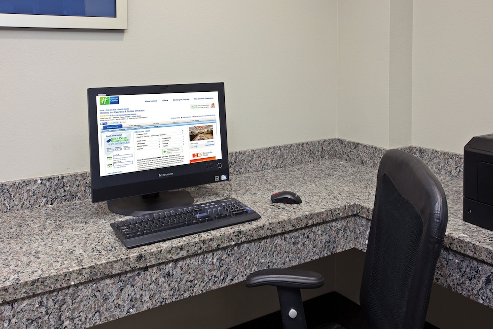 Holiday Inn Express Hotel & Suites Wharton 46/50